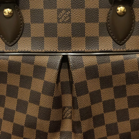 Like NEW! Louis Vuitton handbag! - Picture 3 of 6